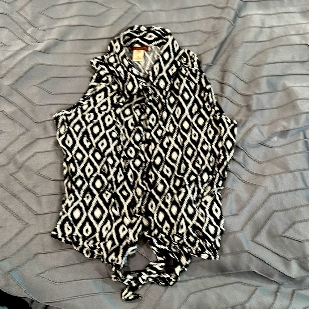 Black and white copper key small top.